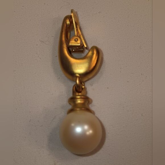 Women's faux pearl earrings - Picture 2 of 2